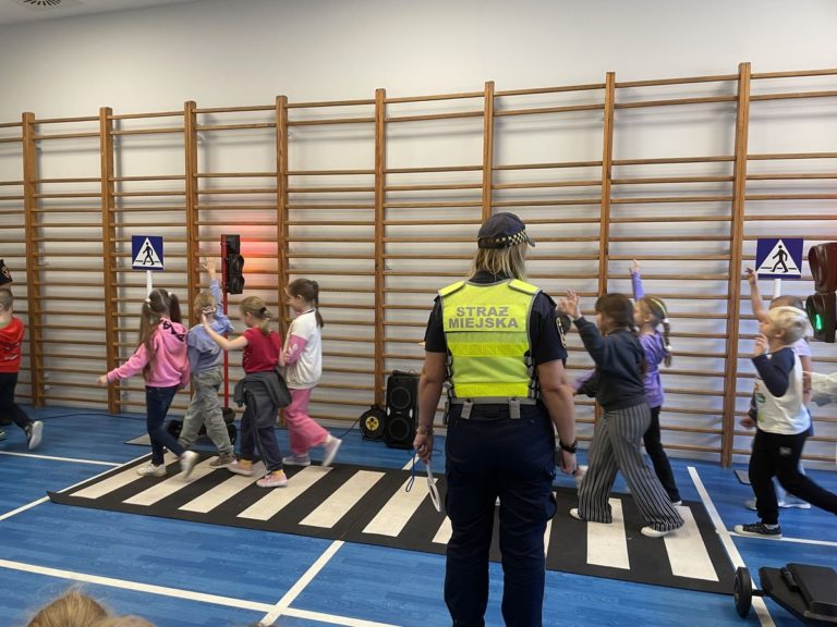 🚓 Spotkanie klas 1–3 ze Strażą Miejską – Bezpieczeństwo na drodze 🚸
