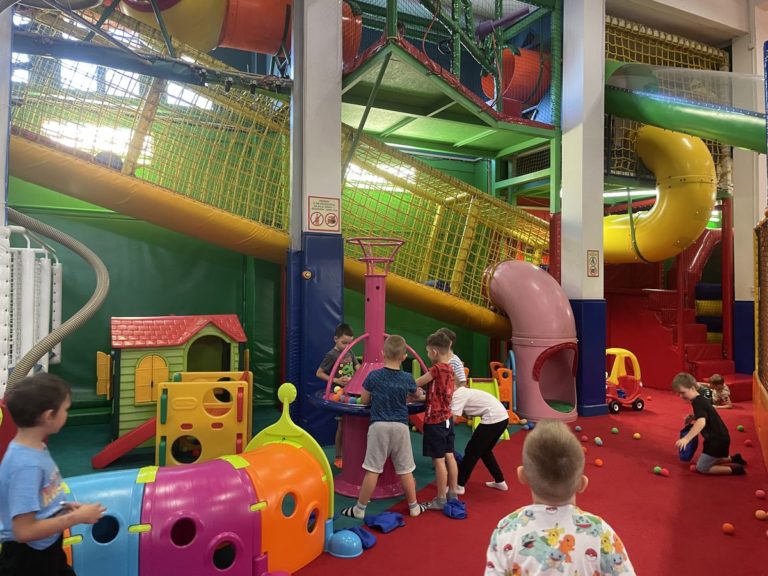 Pierwsza szkolna wycieczka klas 1b i 1e do sali zabaw „Kolorado” w Warszawie 🎉🚌