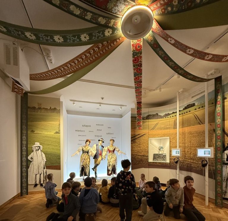 🎨 Wycieczka klas 2d i 2f do Centrum Folkloru Polskiego „Karolin” 🇵🇱✨
