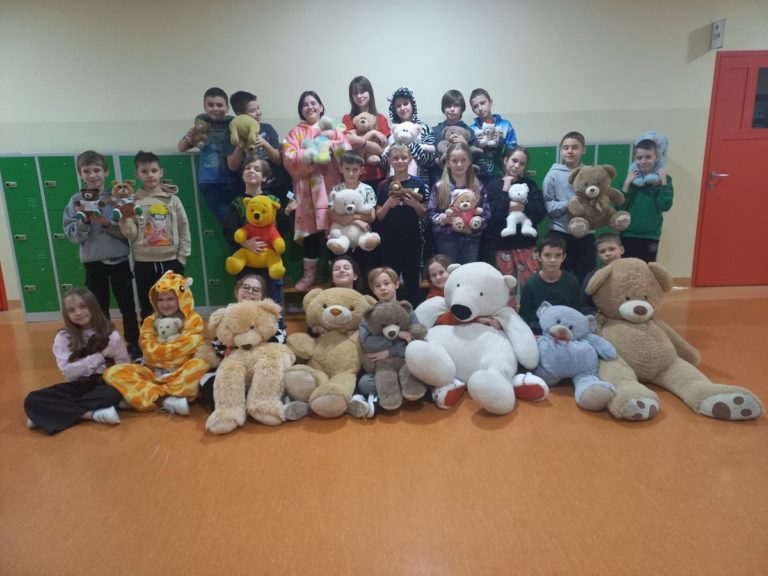 Cyrkiel, bibuła i tajemnicze pudełko – misiowy dzień w 4b