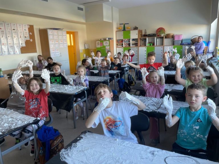 ❄️ Zimowa przygoda z literkami – klasa 1e w akcji! 🎨